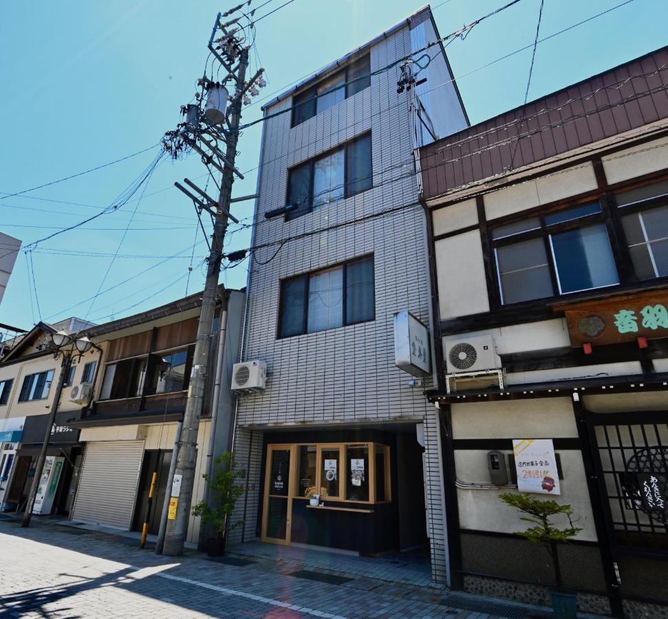 Manabi-Stay Takayama Sakura 提携駐車場利用可 古い町並みまで徒歩1分 最大9名宿泊可能な一等地で人工温泉を楽しむ Ngoại thất bức ảnh